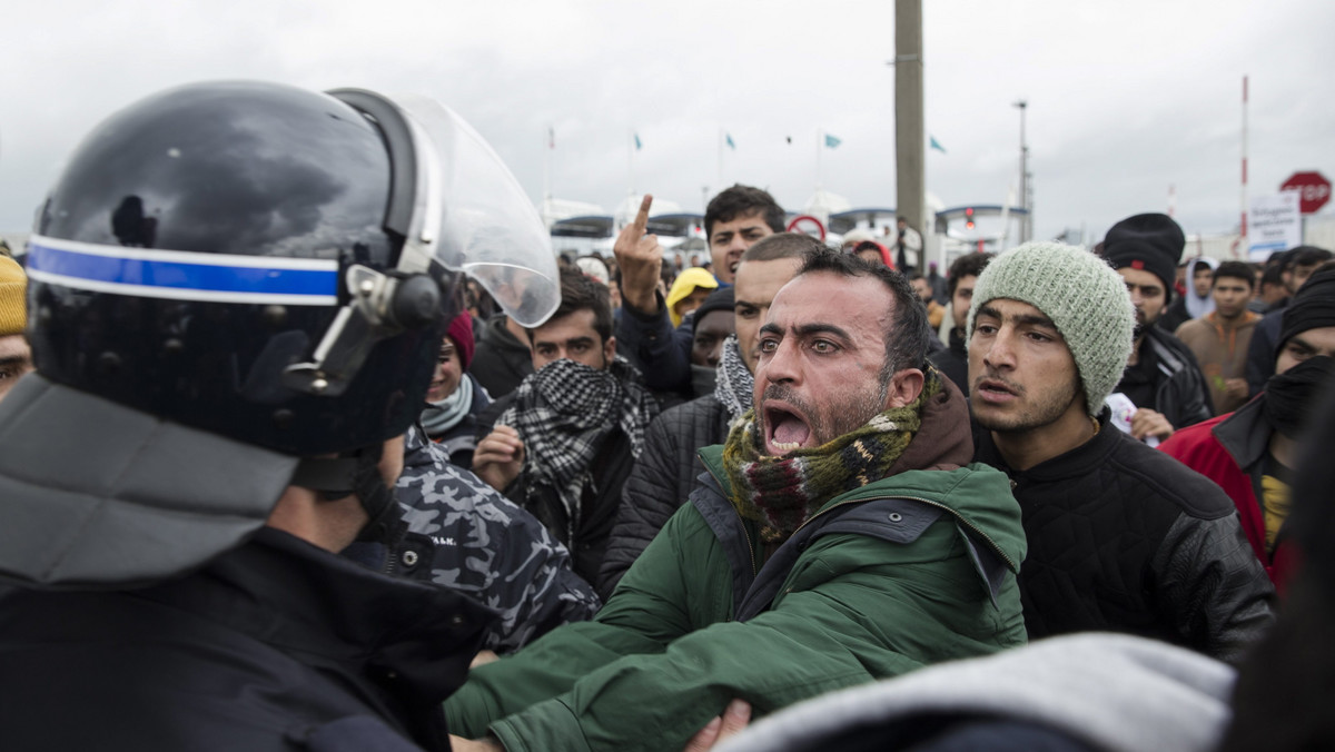 Liczba migrantów koczujących w ogromnym obozowisku w Calais na północy Francji wzrosła z 3 tys. do 5,5-6 tys. - podały miejscowe władze. Migranci liczą, że przedostaną się stamtąd do Wielkiej Brytanii.