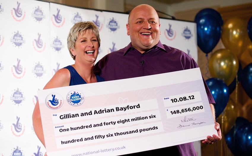 Bajfordovi sa čekom koji ih je stavio ih na 516. mesto liste bogatih Britanaca