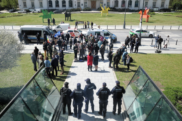 Policja przed wejściem do siedziby Sądu Najwyższego