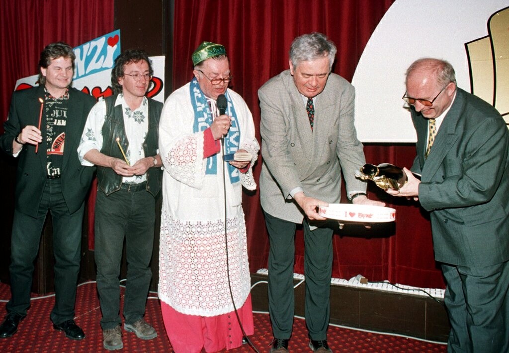 V bratislavskom hoteli Bratislava sa 27. apríla 1998 uskutočnil krst už 20-teho jubilejného albumu skupiny Senzus.