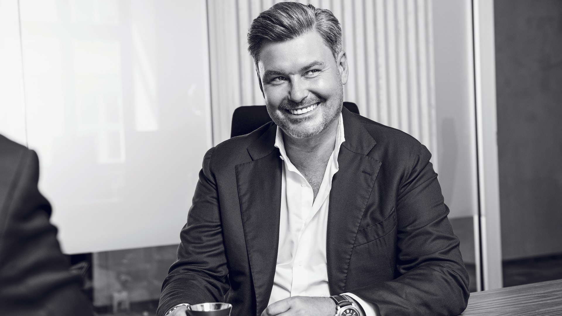 Krzysztof Krawczyk, jest szefem warszawskiej filii globalnego funduszu private equity CVC Capital Partners. Ma ponad 18-letnie doświadczenie w tym sektorze na rynku Europy Środkowej i Wschodniej. Przed dołączeniem do CVC był partnerem zarządzającym w funduszu private equity Innova Capital. Zdobywał też doświadczenie w Pioneer Investment oraz w Daiwa Institute of Research. Jest wiceprezesem oraz skarbnikiem Polskiego Stowarzyszenia Inwestorów Kapitałowych.