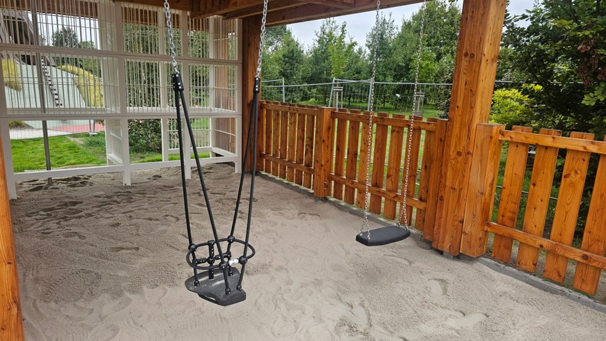 Huśtawki też pojawiły się w zagrodzie