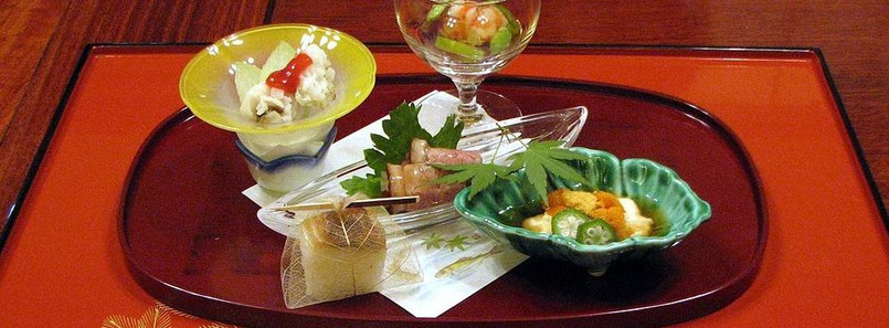 9. Misoguigawa (Osaka, Kobe, Kyoto) Pozostajemy w klimacie kuchni japońskiej, choć z dużym wpływem francuskiej tradycji kulinarnej. Restauracje „Misoguigawa” oferują swoim gościom potrawy przygotowane według najlepszych zasad kaiseki (tradycyjny, wielodaniowy posiłek japoński przygotowywany jak dzieło sztuki). Estetyka w sztuce kulinarnej kaiseki jest blisko spokrewniona z francuską haute cuisine, czyli kuchnią wyrafinowaną. Zarówno haute cuisine, jak i kaiseki, koncentrują się na starannym przygotowaniu i podaniu potraw, które muszą być przyrządzone z najświeższych i rzadkich składników. Cena za posmakowanie takiego luksusu? 163 dolary za jedno danie.