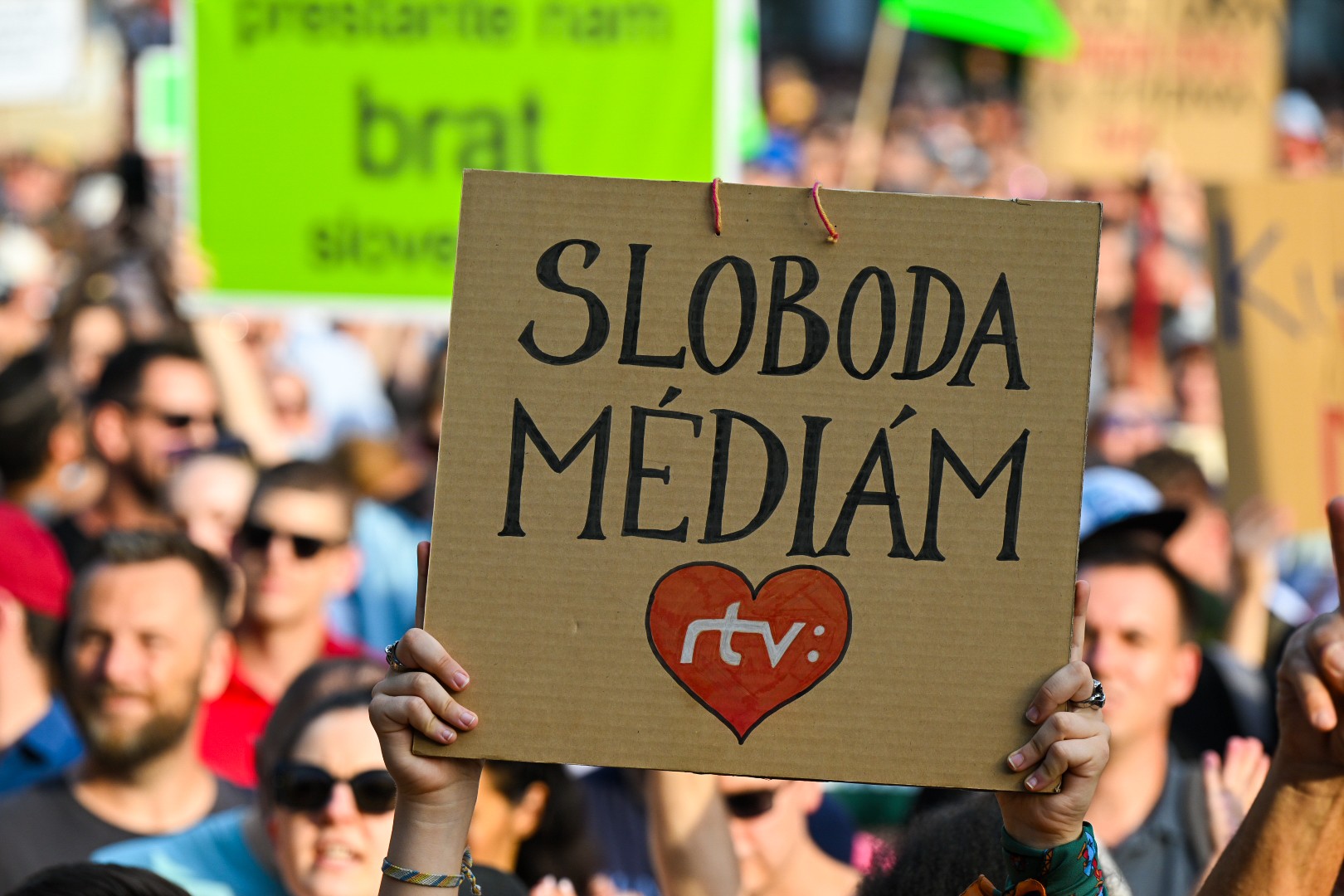 Ďalší protest proti krokom vlády: Na námestí SNP sa zišlo niekoľko tisíc ľudí!