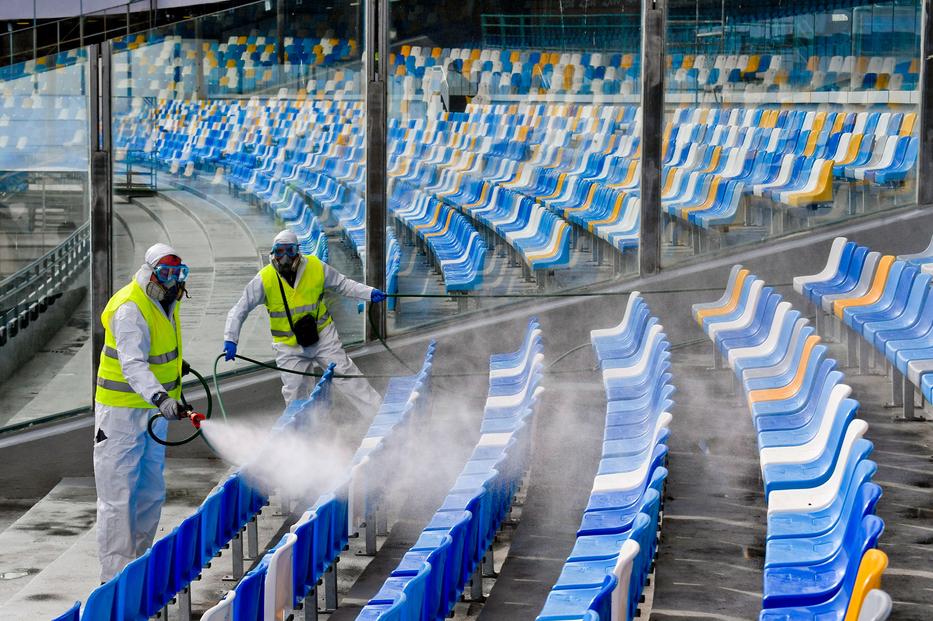 A képen: A nápolyi San Paolo Stadiont fertőtlenítik a koronavírus-fertőzés terjedésének megelőzése érdekében / Fotó: MTI/EPA-ANSA/Ciro Fusco