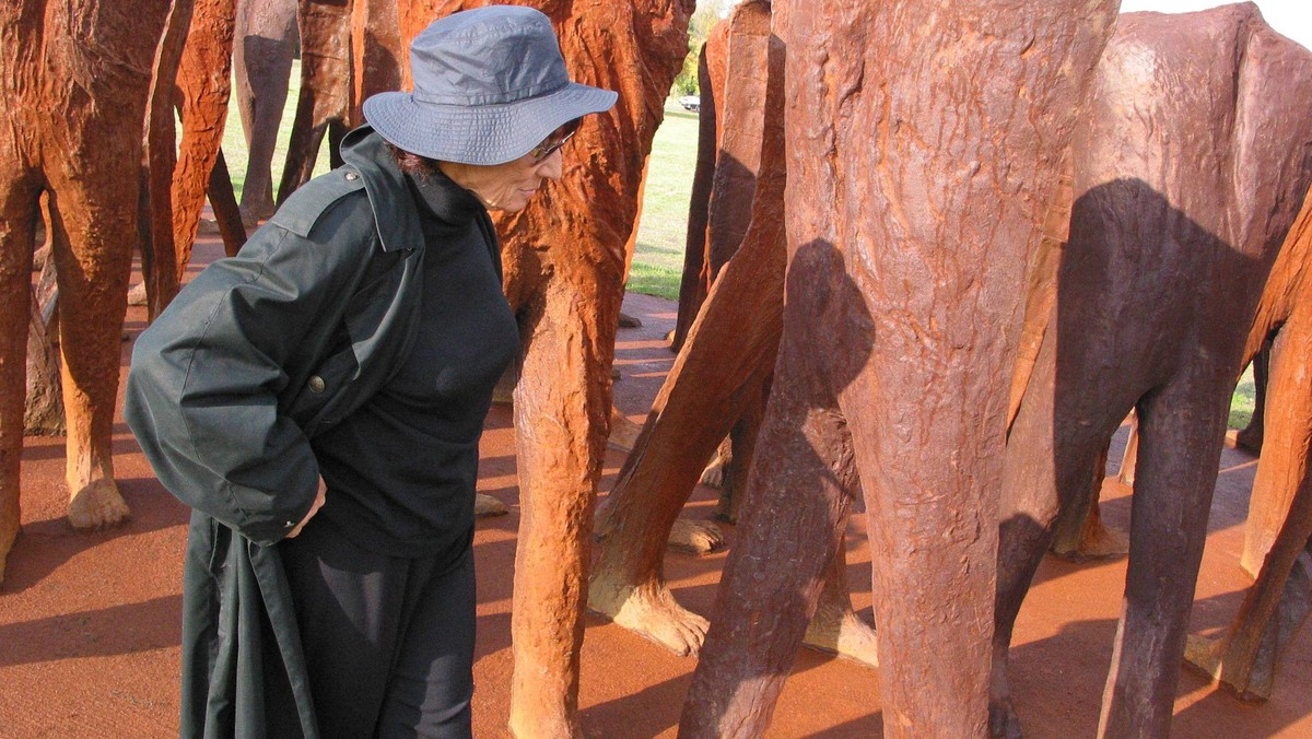 Jedną ze 112 żeliwnych figur tworzących w Poznaniu projekt "Nierozpoznani" autorstwa prof. Magdaleny Abakanowicz zniszczyli nieznani sprawcy. Policja zwraca się do osób, które mogą pomóc w ustaleniu tożsamości osoby bądź osób, które połamały instalację.