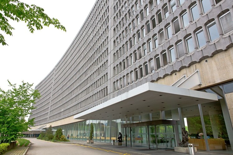 Kolejną organizacją z siedzibą w Genewie jest Międzynarodowa Organizacja Pracy. MOP zajmuje się problemami takimi jak praca dzieci (szczególnie w niebezpiecznych zawodach), prawa pracownicze, warunki do pracy i życia, tworzenie miejsc pracy i szkoleń. W 1969 roku otrzymała pokojową Nagrodę Nobla.

Na zdjęciu: Siedziba Międzynarodowej Organizacji Pracy w Genewie