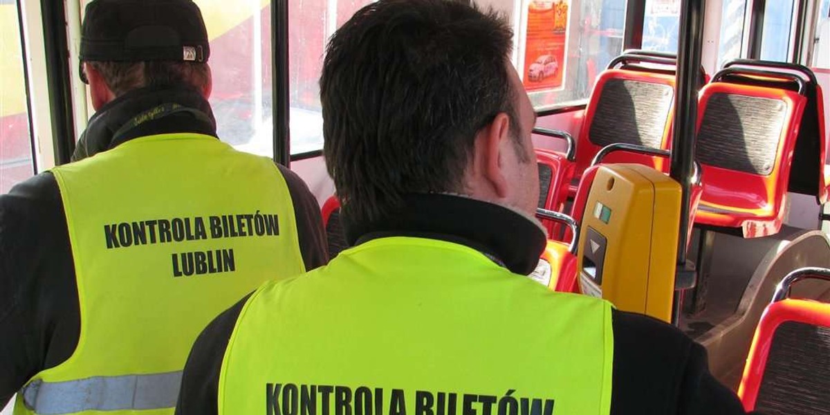 Czy kontroler biletów ma prawo zatrzymać mnie w tramwaju?