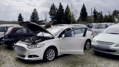 Nie złamał prawa, a jego samochód zatrzymano. Ford od czterech lat stoi na parkingu