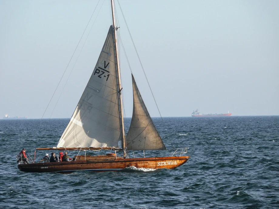 „Szkwał” – zbudowany w 1938 roku w stoczni Rambeck w Niemczech według projektu H. Rasmussena to Seefahrtkreuzer, jak dawniej nazywano morskie jachty turystyczne.