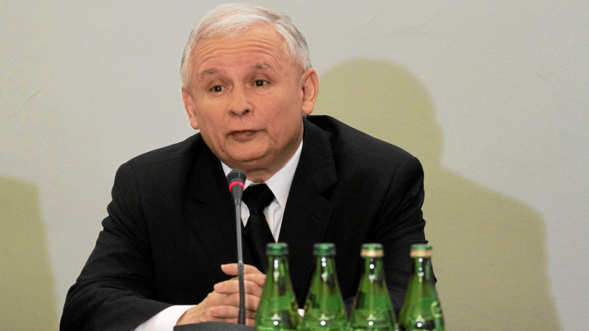 Prezes PiS Jarosław Kaczyński przyznał w rozmowie z "Gazetą Polską", że jest skłonny zgodzić się na przedterminowe wybory, ale stawia pewne warunki. Jednym z nich jest dymisja Donalda Tuska i powołanie na jego miejsce rządu technicznego. Nowym szefem rządu mógłby być prof. Piotr Gliński.