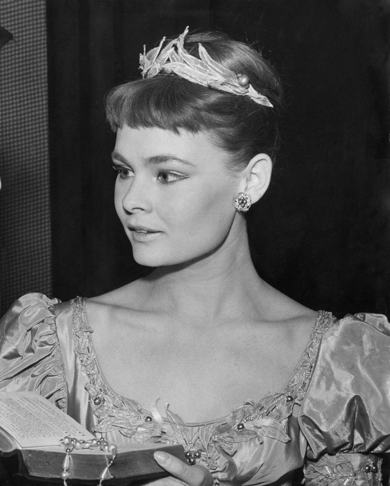 Judi Dench jako Ofelia w "Hamlecie" (1957)