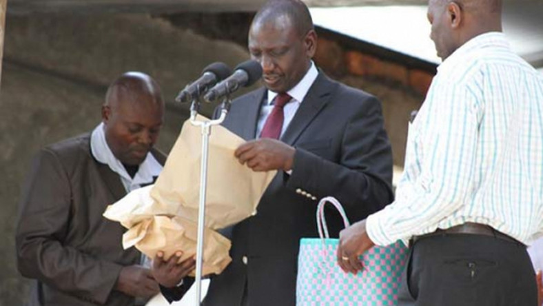 Image result for WILLIAM RUTO HOLDING CASH