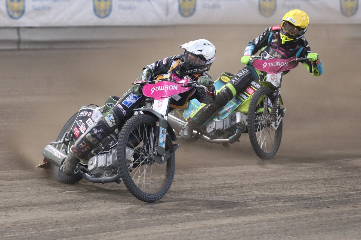 Bartosz Smektała (kask żółty) i Janusz Kołodziej (biały) podczas trzeciego turnieju cyklu żużlowych indywidualnych mistrzostw Europy, na Moto Arenie w Łodzi