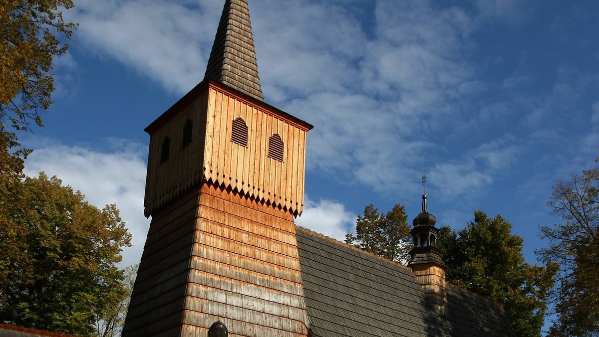 Turyści zwiedzający Szlak Architektury Drewnianej w Małopolsce jeszcze w tym sezonie otrzymają specjalne paszporty, w których pieczątkami oznaczane będą odwiedzone przez nich obiekty.