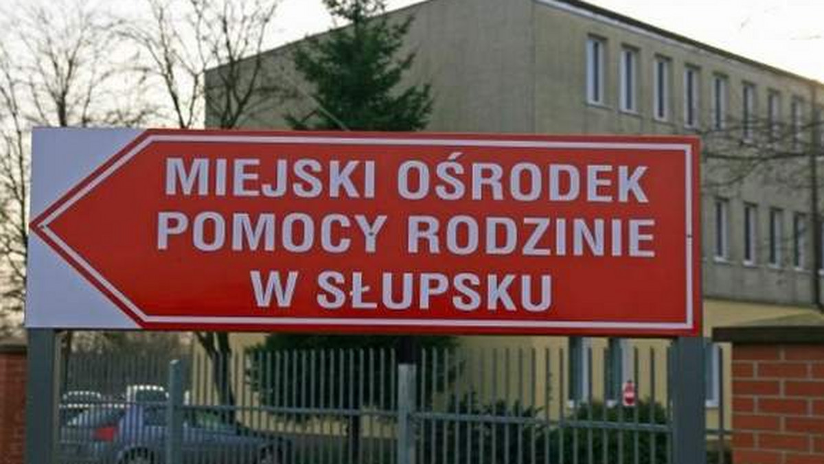 W naszej klatce mieszka starszy mężczyzna, którym nikt się nie zajmuje – twierdzą lokatorzy z bloku przy ul. Zygmunta Augusta.