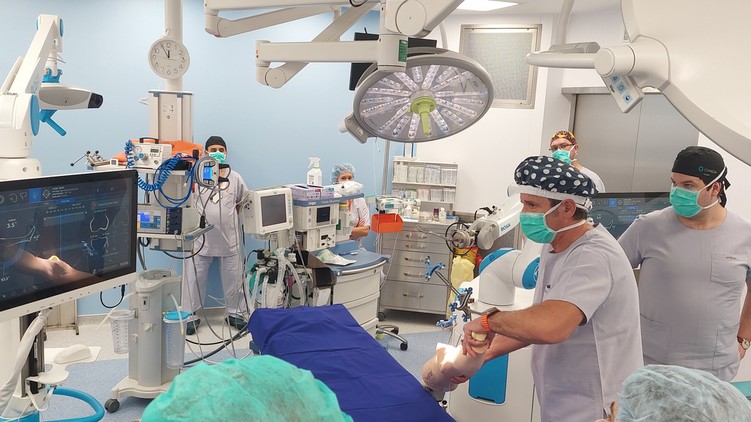 Csúcstechnológiás robotsebészeti centrum EMINEO