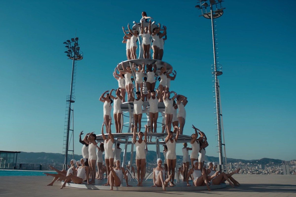 Dua Lipa w teledysku "Illusion"
