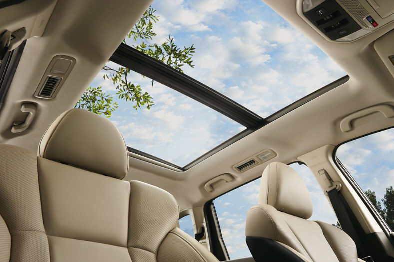 Subaru Ascent. Szklany dach to jeden z opcjonalnych dodatków.