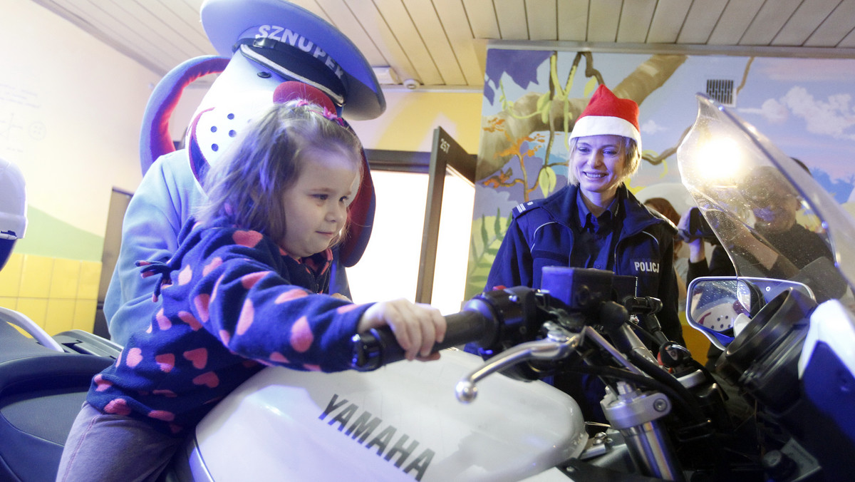 To święty do zadań specjalnych. Święty Mikołaj wjechał na superszybkim motorze śląskiej drogówki na oddział okulistyki dziecięcej szpitala klinicznego przy ulicy Ceglanej w Katowicach.