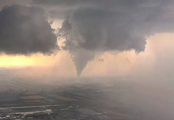 To tornado było 250 km od Polski. Zjawiskowe zdjęcie z pokładu samolotu