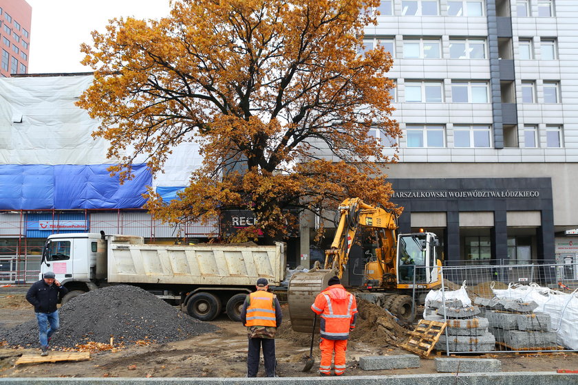 Remont placu przed Urzędem Marszałkowskim powinien zakończyć się jeszcze w tym roku