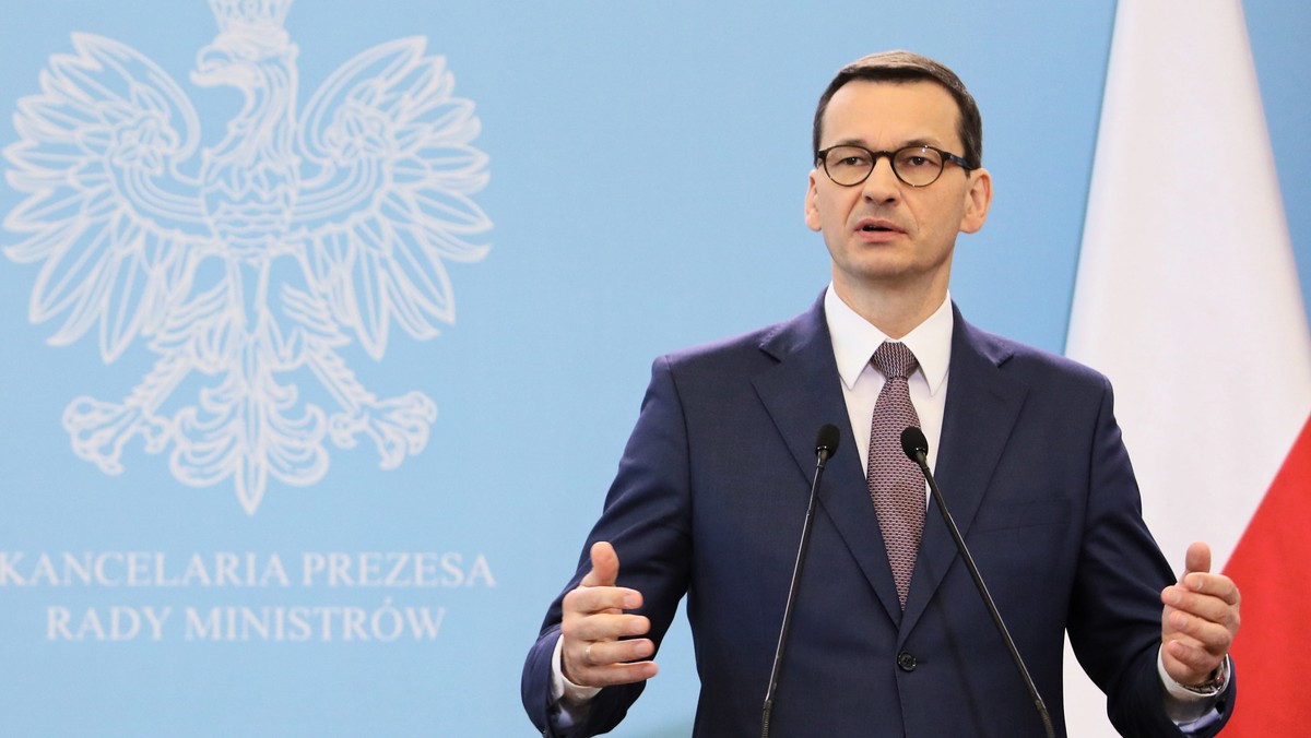 - Odchodząc z BZ WBK nie dopominałem się i nie wziąłem żadnej odprawy - mówi premier Mateusz Morawiecki w rozmowie z tygodnikiem "Sieci". Szef rządu tłumaczy, że dokonali z żoną podziału majątku, bo jako prezes banku, a później działając w polityce, nie chciał mieć nic wspólnego z działalnością gospodarczą.