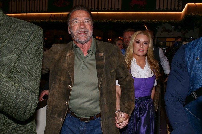 Arnold sa svojom devojkom