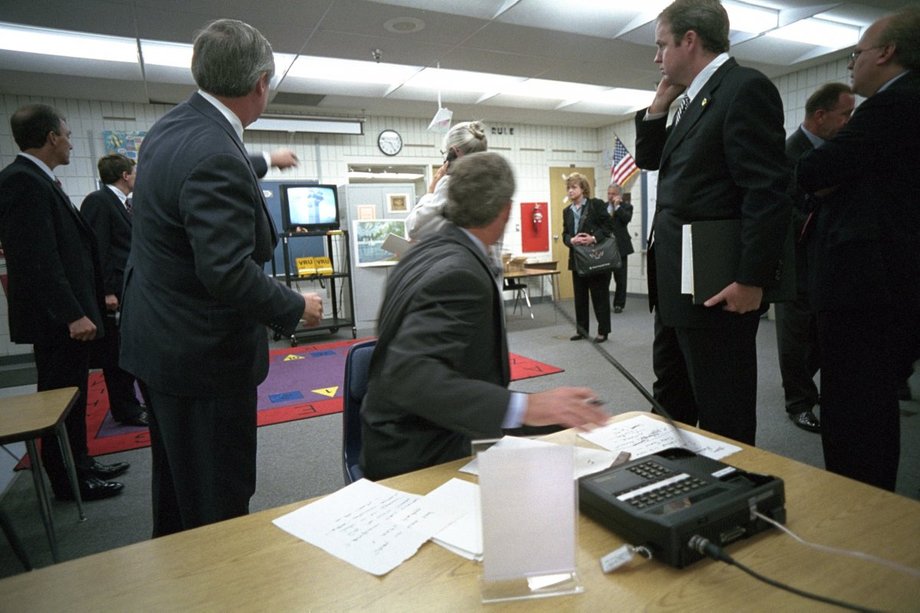 George W. Bush ogląda moment uderzenia samolotu w jedną z wież World Trade Center (WTC).