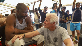 Menekülteknek osztott ételt nyaralása alatt a világhírű filmsztár
