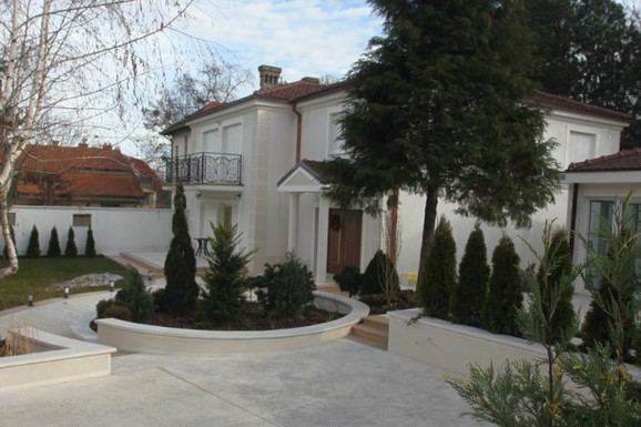 U ovoj milionskoj vili na Dedinju živi udovica našeg pevača: "Nakon njegove smrti i bliski ljudi su mi okrenuli leđa"