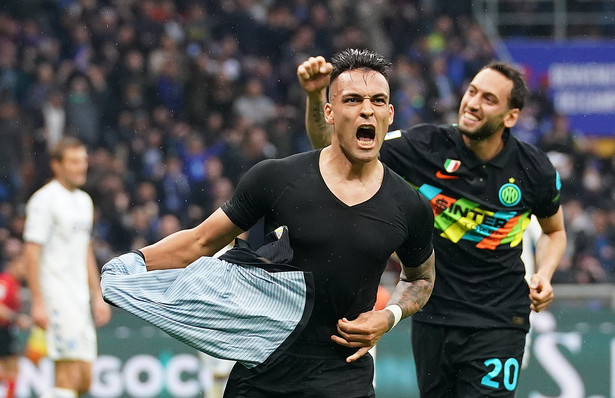 Radość piłkarzy Interu Mediolan (od lewej: Lautaro Martinez i Hakan Calhanoglu)