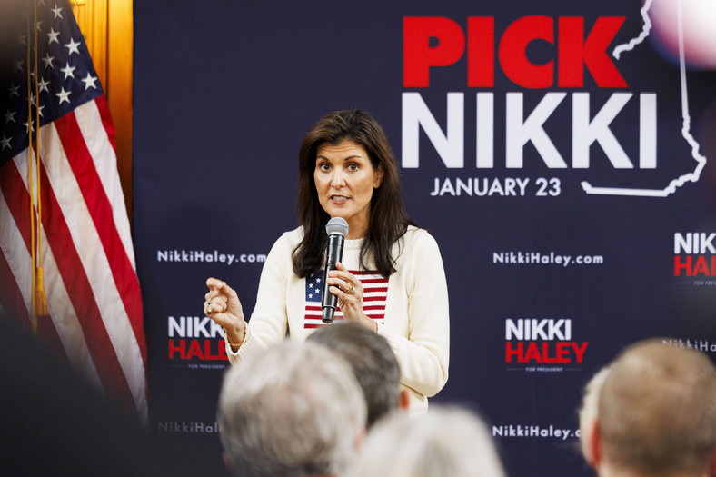 Nikki Haley, konkurentka Donalda Trumpa w walce o nominację Partii Republikańskiej na wybory prezydenckie. W tle jej hasło wyborcze "Pick Nikki" (Wybierz Nikki)