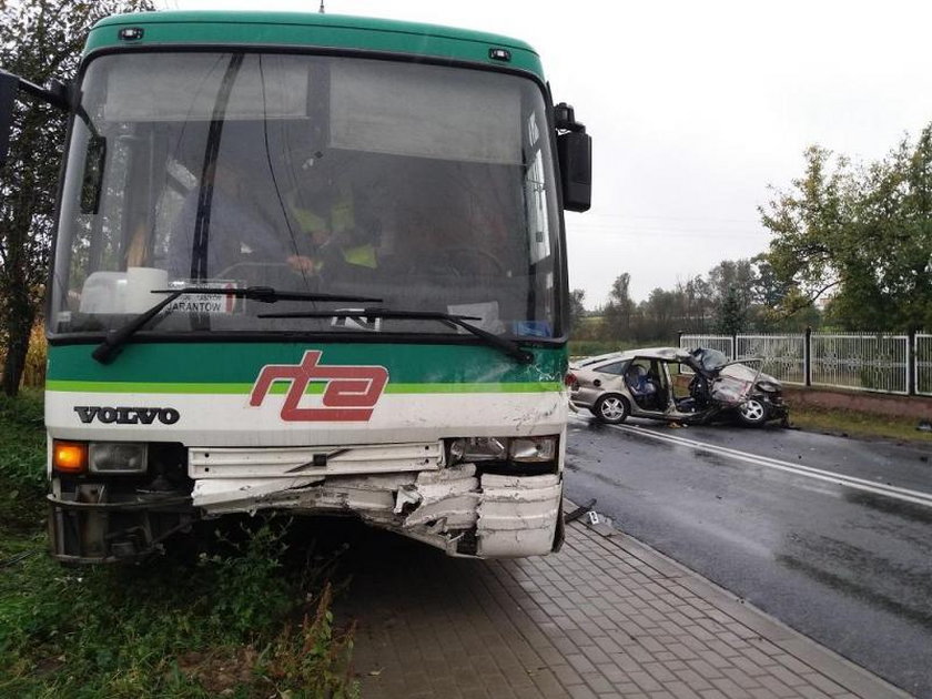 Tragiczny wypadek. Samochód zderzył się z autobusem