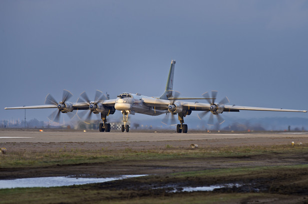Bombowiec Tu-95 na lotnisku w Engelsie