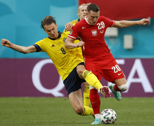 Albin Ekdal (L) w starciu z Piotrem Zielińskim (P) w meczu Polski ze Szwecją