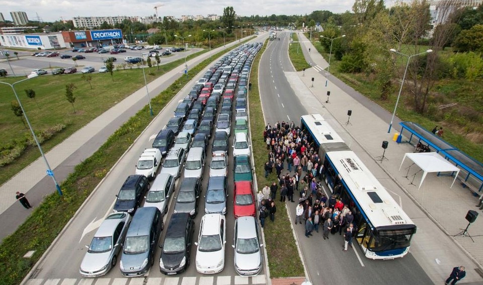 Mit 1.
Im więcej dróg, tym mniej korków