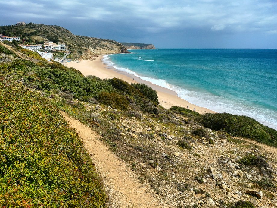 Salema – miasteczko w Algarve położone w odległości kilku minut jazdy samochodem od Sagres.