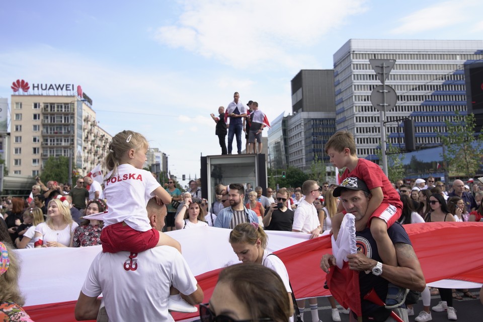 Tłum na rondzie Dmowskiego