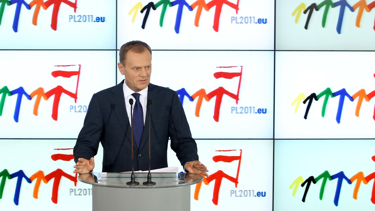 Premier Polski Donald Tusk zapowiedział gadżet, który będzie reprezentował polską prezydencję w Unii Europejskiej. Jak powiedział, "nasz (gadżet - red.) będzie lepszy niż wszystkie poprzednie, które mogłem oglądać i dotykać". A mowa o... krawacie.