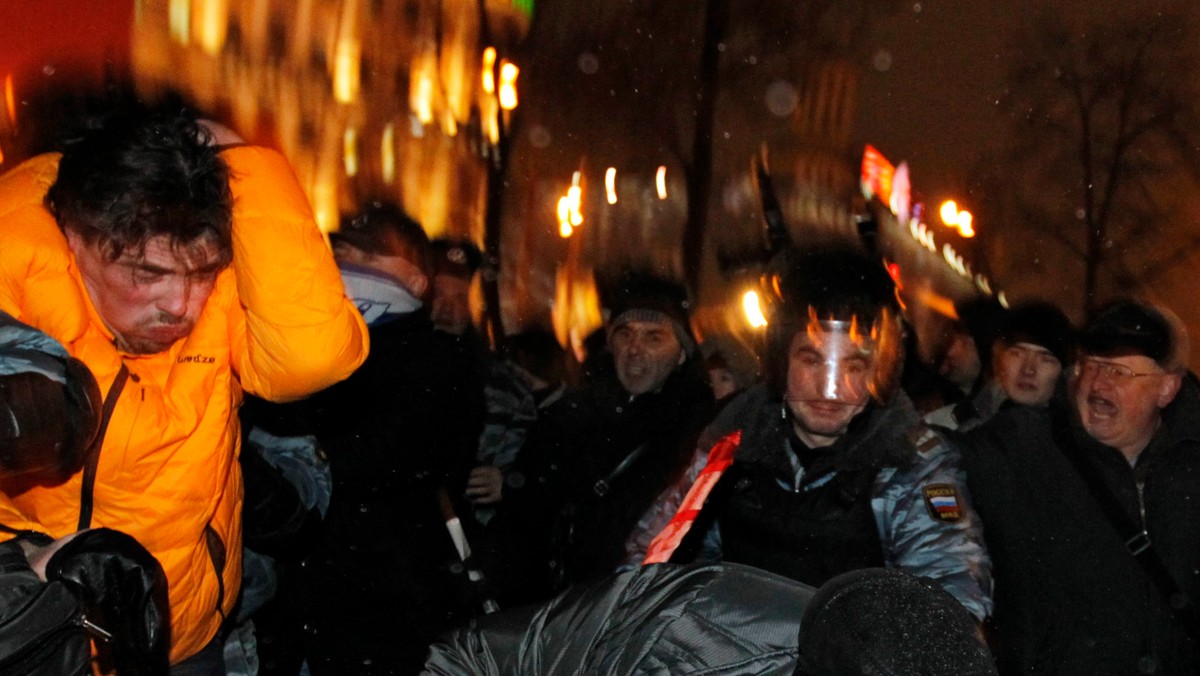 Kilkuset stronników opozycji demonstrowało w niedzielę wieczorem na placu Aleksandra Puszkina w Moskwie, żądając dymisji premiera Władimira Putina i jego rządu. Manifestacja z okazji obchodzonego 12 grudnia Dnia Konstytucji odbyła się za zgodą władz.