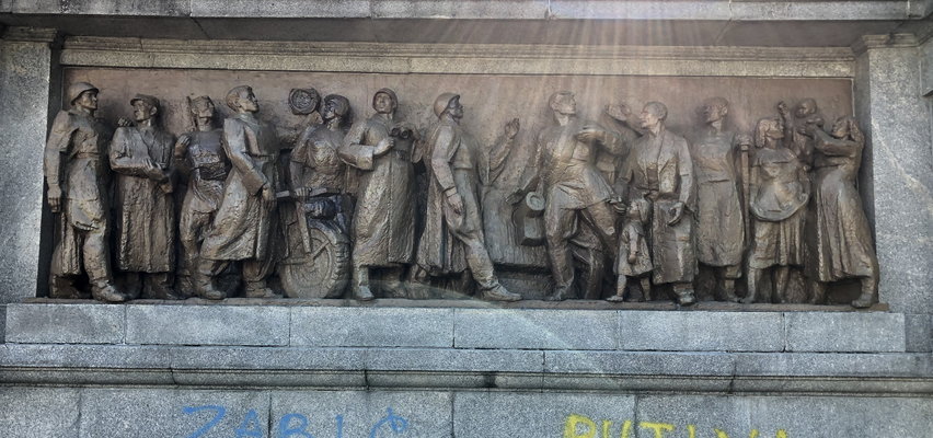Antyputinowskie graffiti na mauzoleum żołnierzy radzieckich w Warszawie