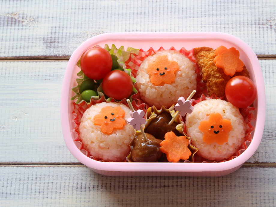 Japońscy rodzice przygotowują zdrowe pudełka bento na lunch.