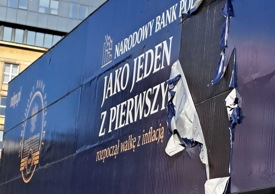 Zniszczony baner na siedzibie NBP