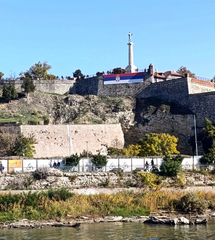 Stena (ispod zastave)  stara je oko 14 miliona godina i obiluje dokazima da je nastala u moru