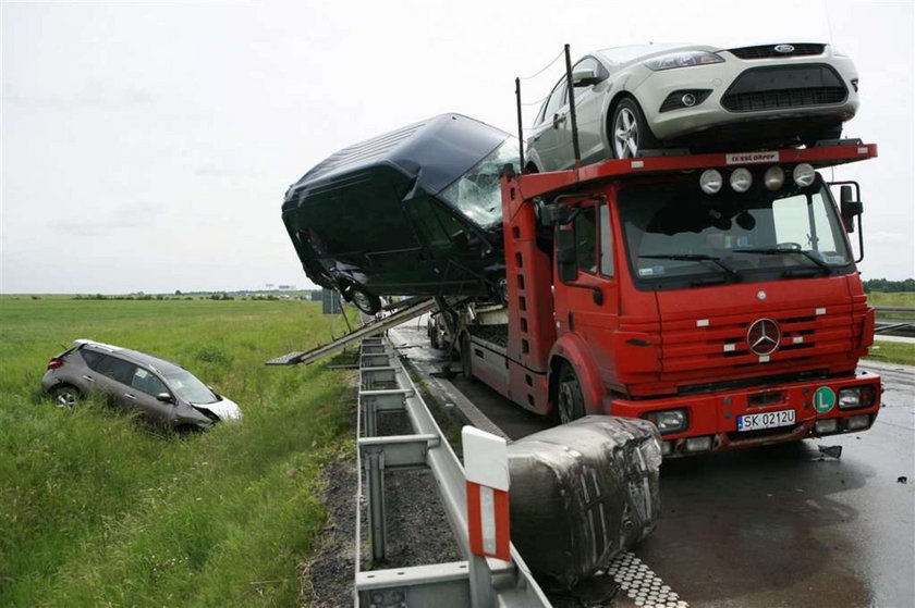 Zablokowana A4, zderzyły się ciężarówki