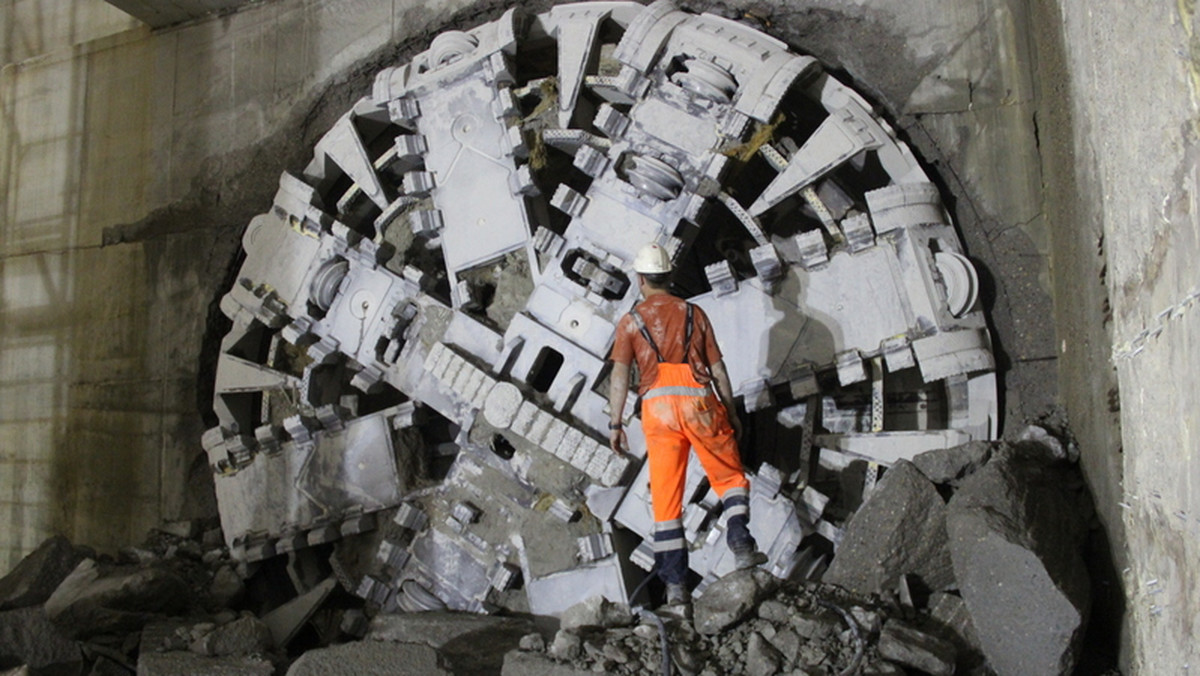 Niecały miesiąc tarcza "Maria" potrzebowała na pokonanie ponad 400-metrowego odcinka między stacjami Świętokrzyska a Nowy Świat – Uniwersytet. Właśnie przebiła ścianę tej drugiej. Tymczasem z taśmy fabryki produkującej pierścienie do tuneli II linii metra zjechał już ostatni betonowy krąg.