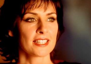 Kako sad izgleda pevačica Enja: Živi u zamku sa 12 mačaka, pojavila se u javnosti posle 8 godina