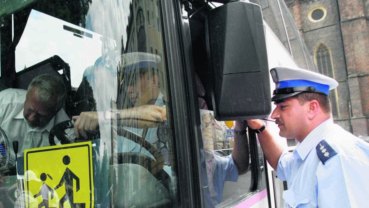 "Polska Dziennik Bałtycki": Przewoźnicy autobusowi chcieli wieźć malborskie dzieci na wycieczki niesprawnymi autokarami. Policjanci z drogówki wychwycili usterki i nie pozwolili na podróż.