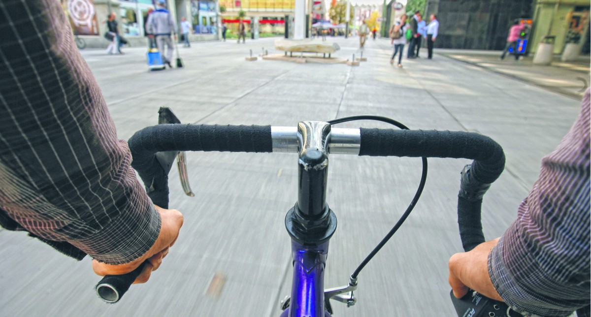 Gdybyśmy masowo przesiedli się na rowery, z pewnością udałoby nam się zrzucić zbędne kilogramy. Ale branży motoryzacyjnej, która napędza gospodarkę, groziłaby zapaść Wojciech Artyniew/Forum